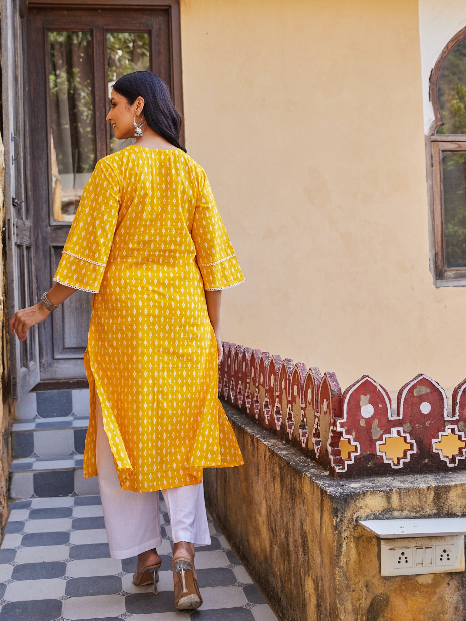 Cotton Women's Yellow-White Geometric Long Kurti